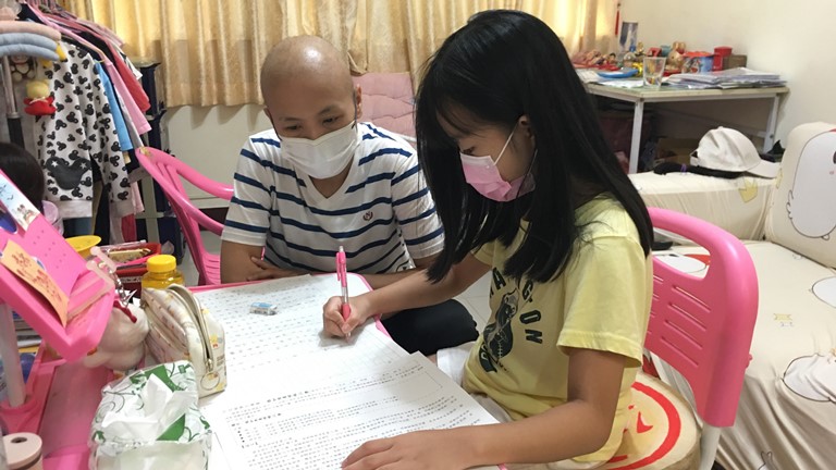 潘翠娜(左)罹乳癌,她盼快康復,繼續陪伴女兒小妘。向高彬攝 潘翠娜(左)罹乳癌,她盼快康復,繼續陪伴女兒小妘。向高彬攝