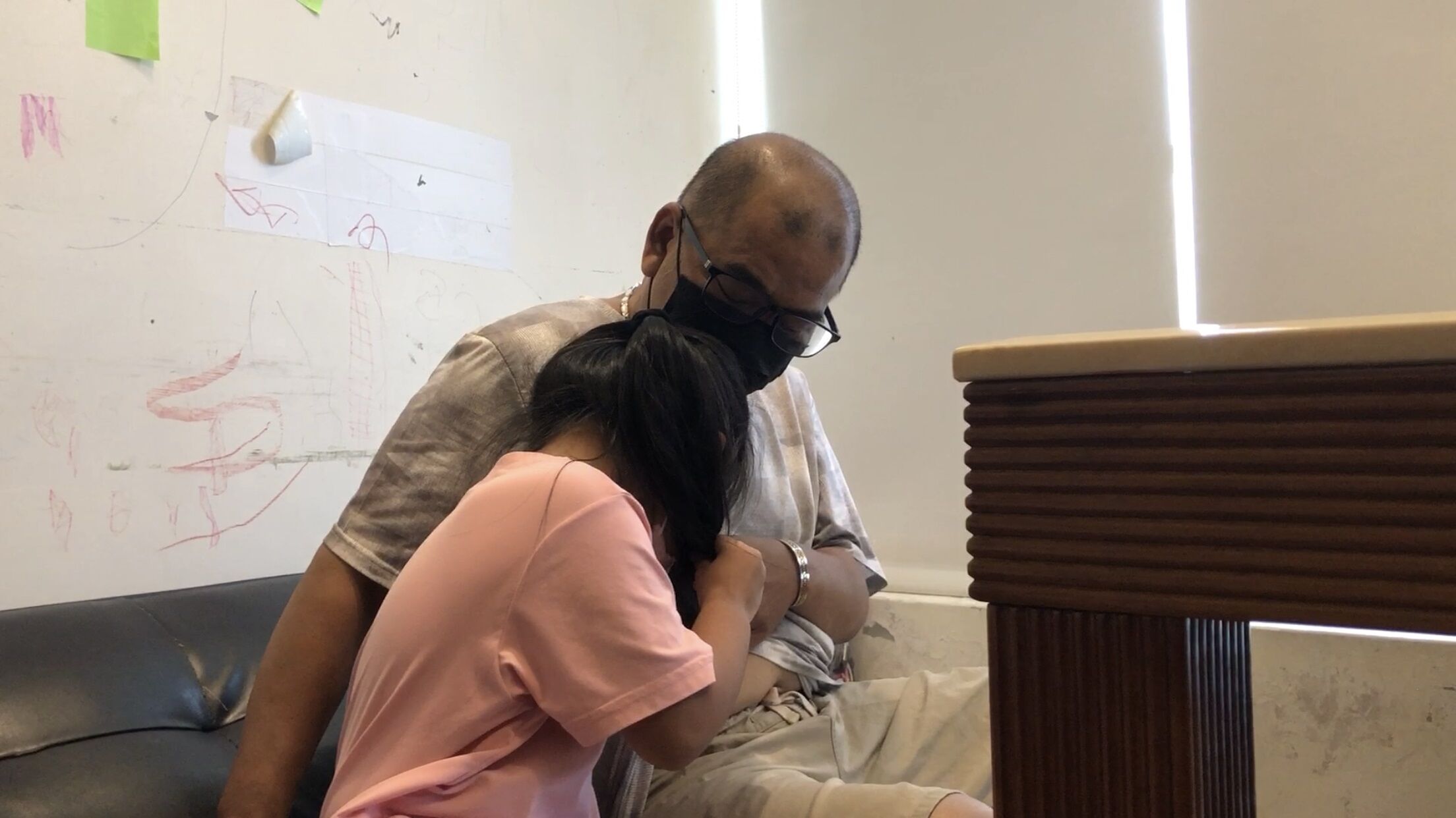 4歲的小辰依偎在爸爸懷裡施魔法,希望爸爸的病好起。郭硯心攝 4歲的小辰依偎在爸爸懷裡施魔法,希望爸爸的病好起。郭硯心攝