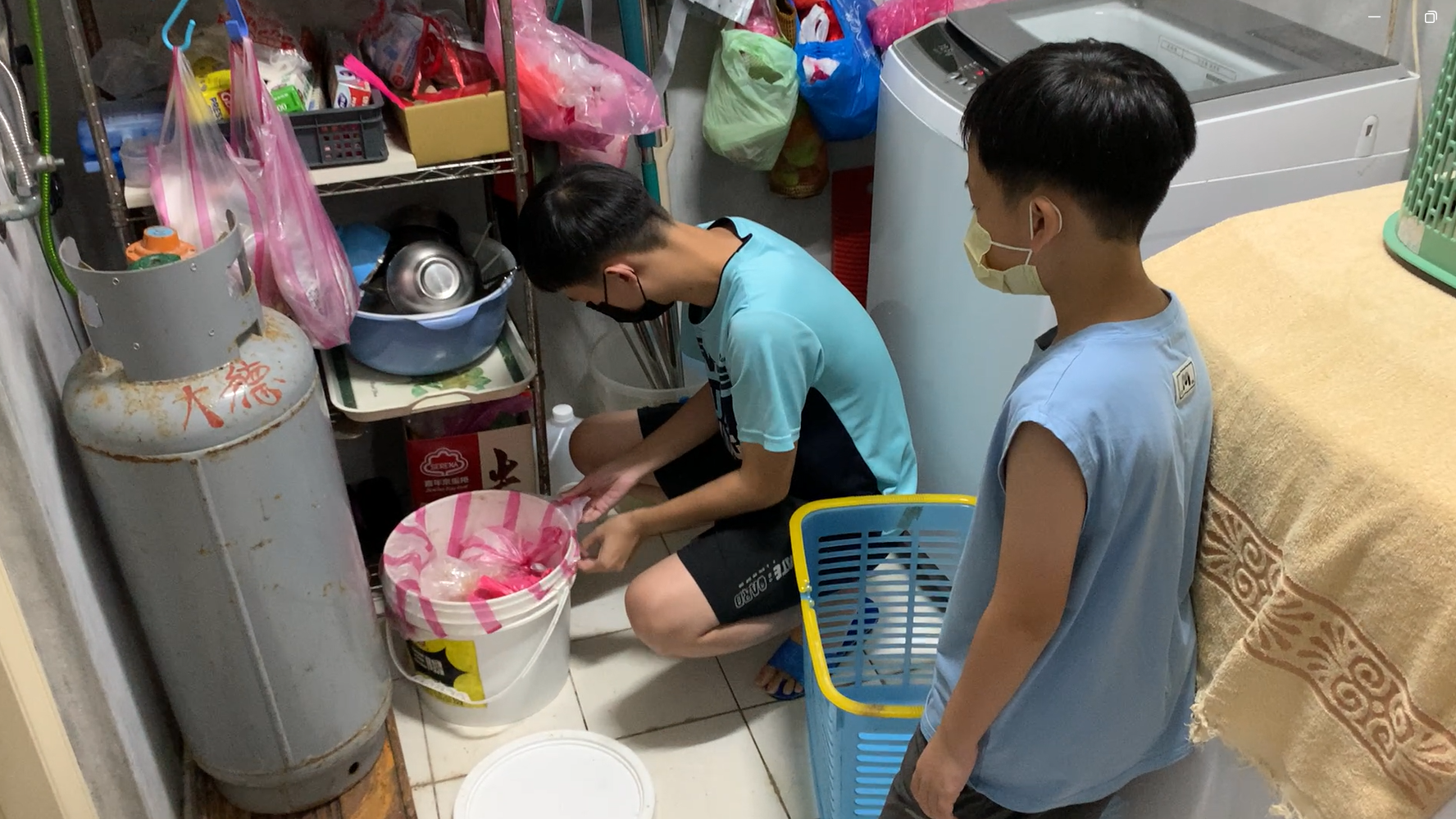 阿啟17歲讀高三長子貼心分擔家務，圖為他整理廚房垃圾。右為讀小四9歲次子。張嘉恬攝