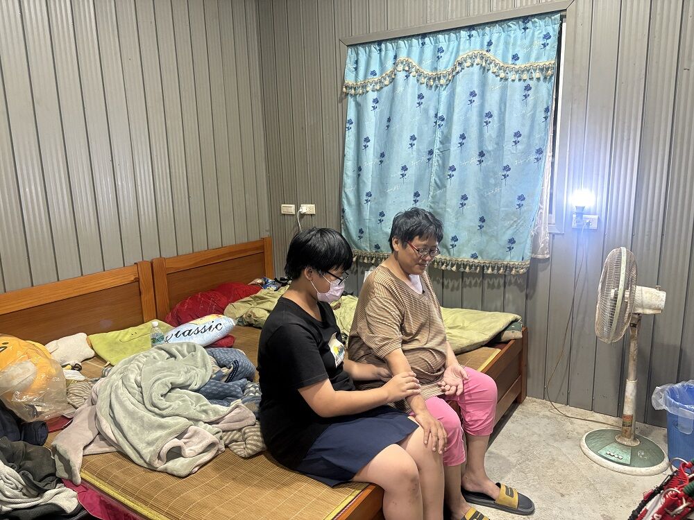 阿宜(右)盼自己能有機會相伴女兒小萱(左)到大學畢業。李佳玲攝