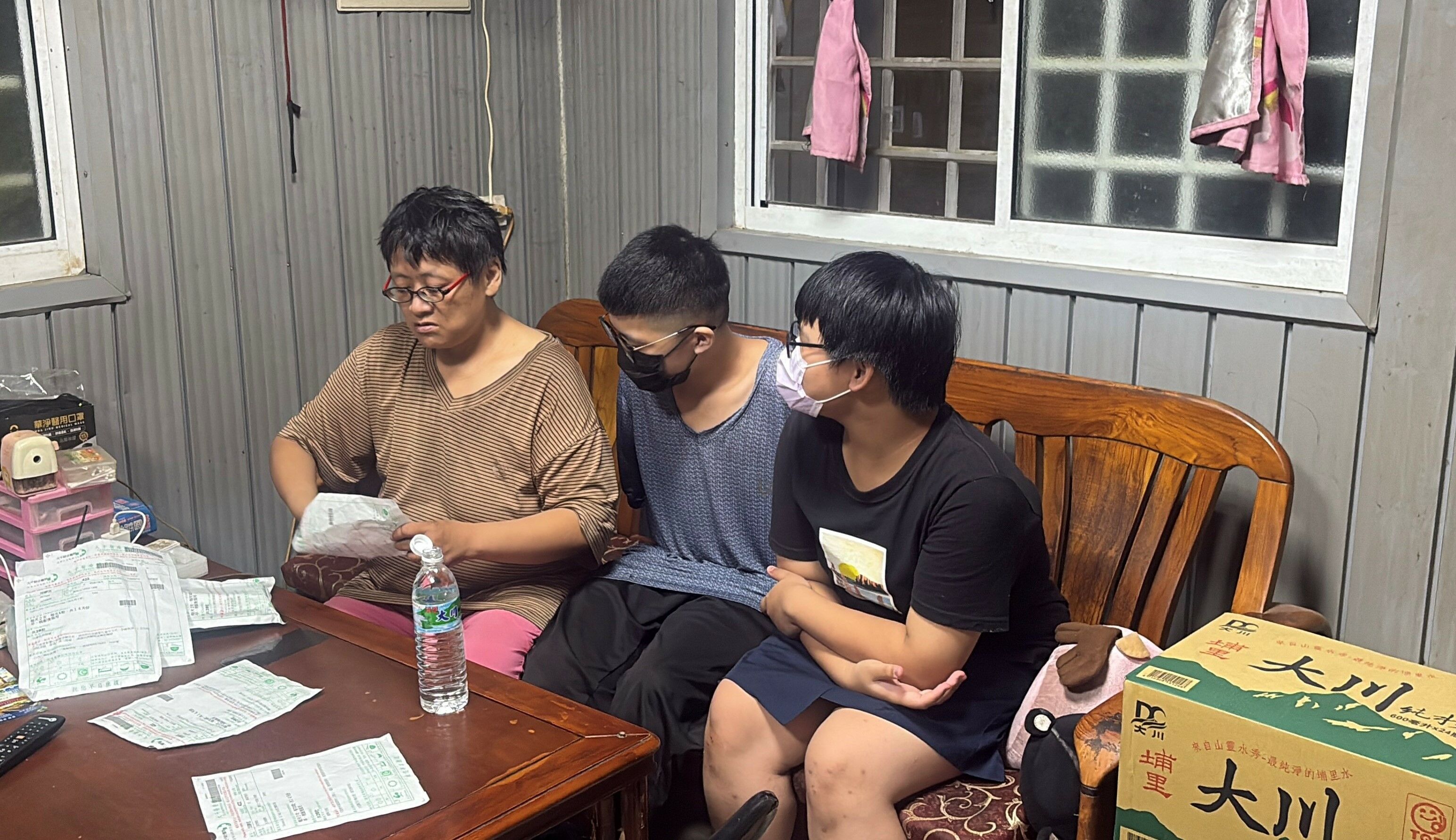 單親媽抗癌偏鄉就醫路艱辛　高１子與小6女相伴校方關懷助資源