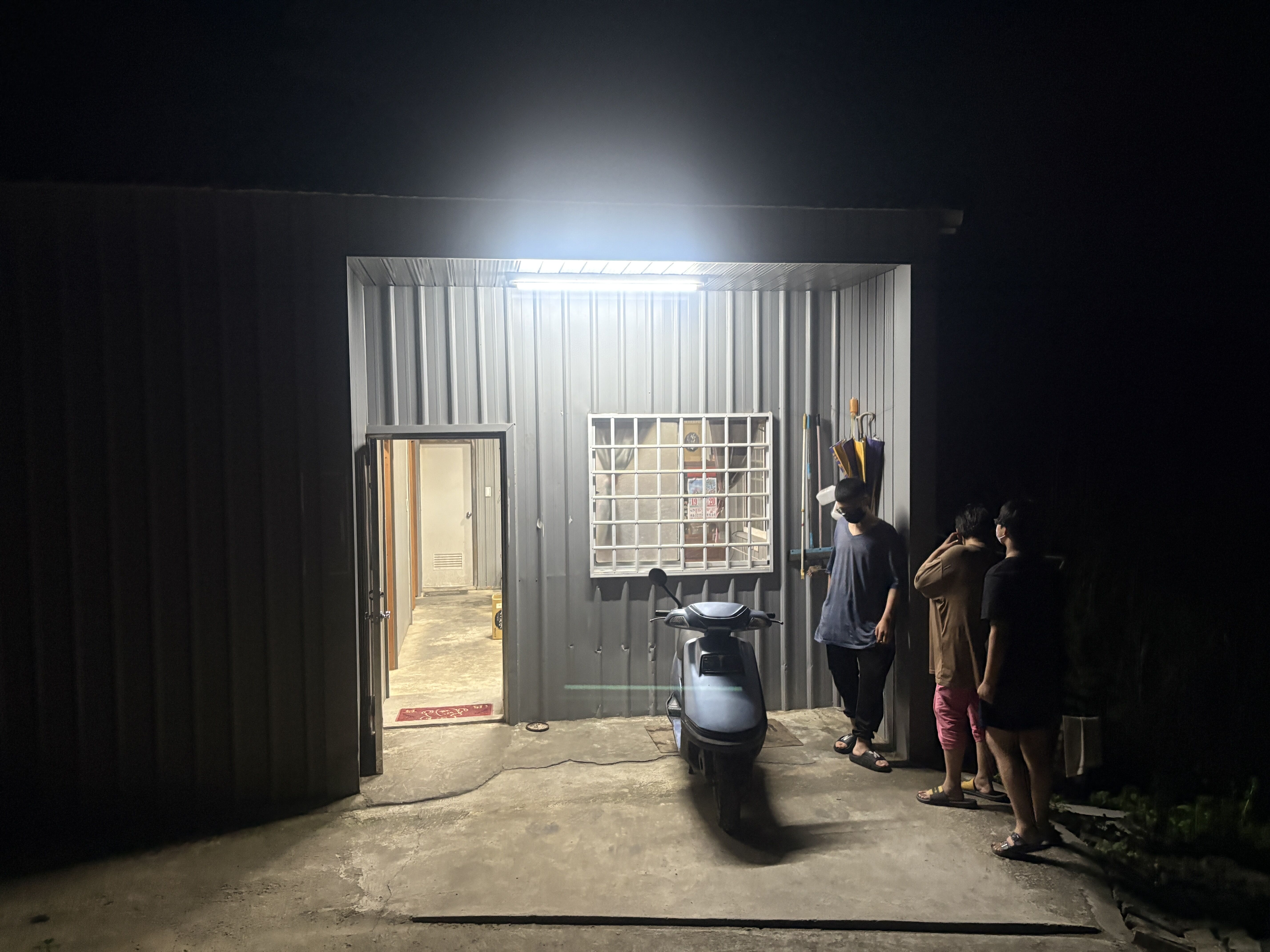 阿宜一家三口住偏鄉鐵皮屋內，路的盡頭僅他們一戶。李佳玲攝