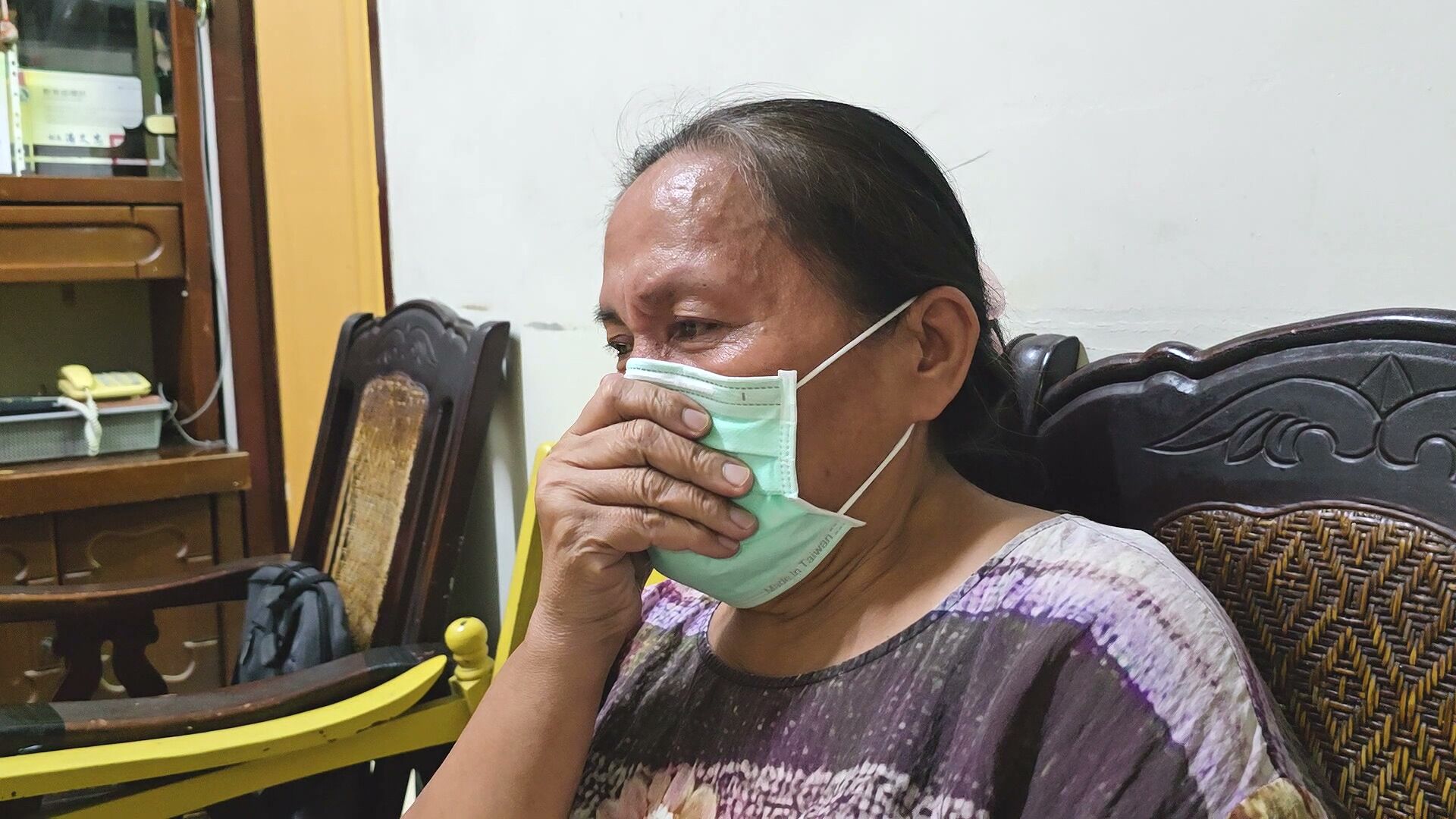 62歲阿花婆提到中風的兒子阿傑，忍不住哽咽落淚。韓旭爾攝
